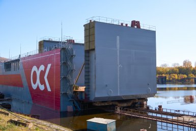 ОСК вывела из цеха первый блок строящегося транспортного дока "Амур"